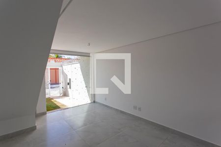 Sala de casa à venda com 2 quartos, 112m² em Planalto, Belo Horizonte