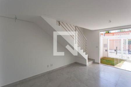 Sala de casa à venda com 2 quartos, 112m² em Planalto, Belo Horizonte