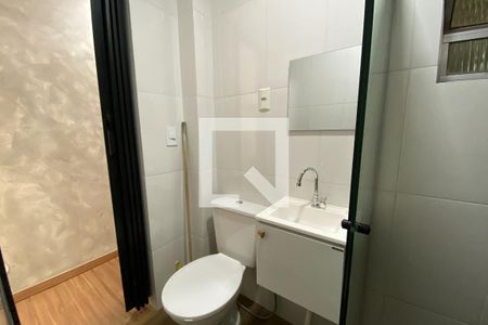 Banheiro de kitnet/studio para alugar com 1 quarto, 21m² em Botafogo, Rio de Janeiro