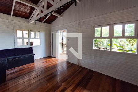 Sala de casa de condomínio à venda com 2 quartos, 250m² em Itaipu, Niterói