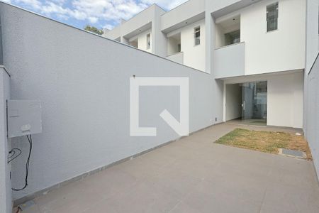 Área Externa de casa à venda com 2 quartos, 89m² em Planalto, Belo Horizonte