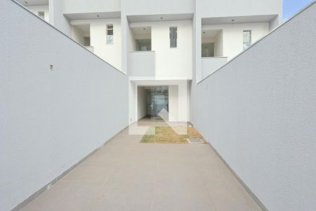 Área Externa de casa à venda com 2 quartos, 89m² em Planalto, Belo Horizonte