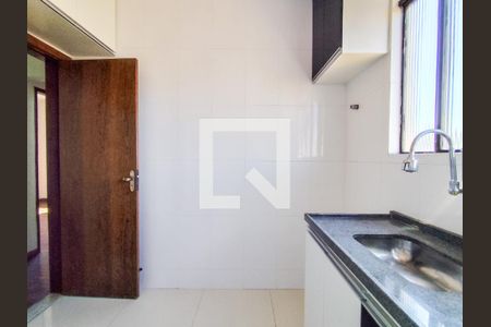 Cozinha  de apartamento à venda com 2 quartos, 48m² em Sagrada Família, Belo Horizonte