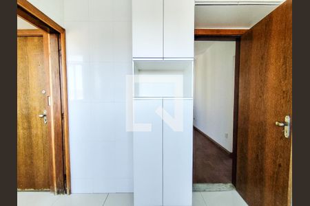 Cozinha  de apartamento à venda com 2 quartos, 48m² em Sagrada Família, Belo Horizonte