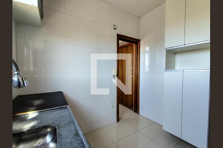 Cozinha  de apartamento à venda com 2 quartos, 48m² em Sagrada Família, Belo Horizonte