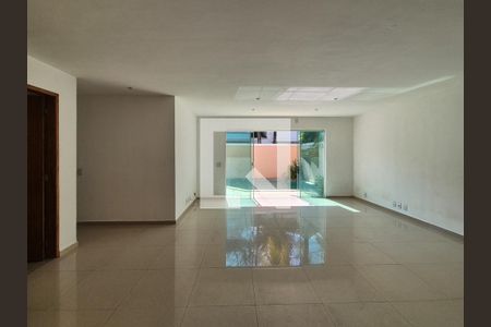 Sala de casa de condomínio para alugar com 4 quartos, 220m² em Vargem Grande, Rio de Janeiro