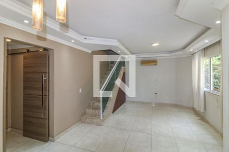 Sala de casa de condomínio à venda com 4 quartos, 177m² em Recreio dos Bandeirantes, Rio de Janeiro