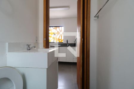 Banheiro de kitnet/studio para alugar com 0 quarto, 24m² em Vila Bastos, Santo André