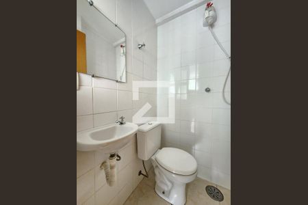 Banheiro de serviço de apartamento para alugar com 3 quartos, 120m² em Buritis, Belo Horizonte