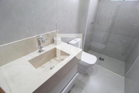 Banheiro do Quarto 1 de apartamento para alugar com 4 quartos, 150m² em Jardim das Palmeiras, Uberlândia