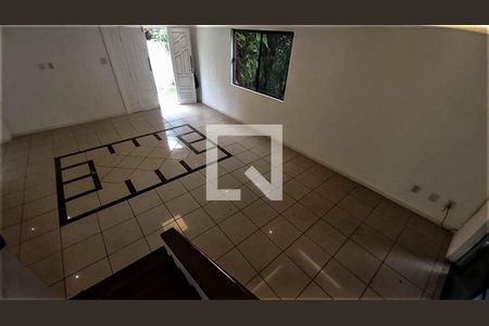 Escada de casa de condomínio para alugar com 4 quartos, 1400m² em Patamares, Salvador