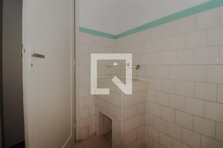 Banheiro de kitnet/studio para alugar com 1 quarto, 45m² em Floresta, Porto Alegre