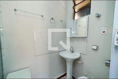 Banheiro de kitnet/studio para alugar com 1 quarto, 30m² em Nova Floresta, Belo Horizonte