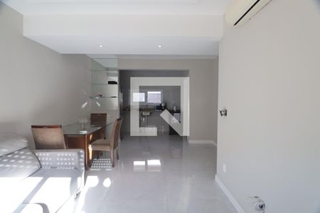 Sala de casa de condomínio à venda com 3 quartos, 110m² em Harmonia, Canoas