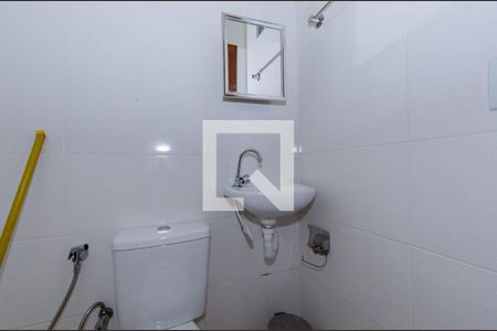 Banheiro de kitnet/studio para alugar com 1 quarto, 55m² em Caiçaras, Belo Horizonte