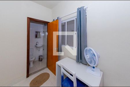 Banheiro de kitnet/studio para alugar com 1 quarto, 55m² em Caiçaras, Belo Horizonte