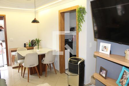 Sala de casa de condomínio para alugar com 2 quartos, 75m² em Jardim Barbacena, Cotia