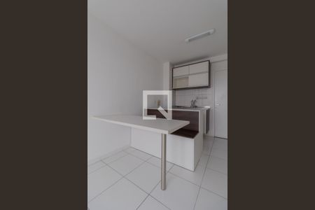 Sala e Cozinha  de apartamento para alugar com 1 quarto, 32m² em Jardim Santa Teresinha, São Paulo