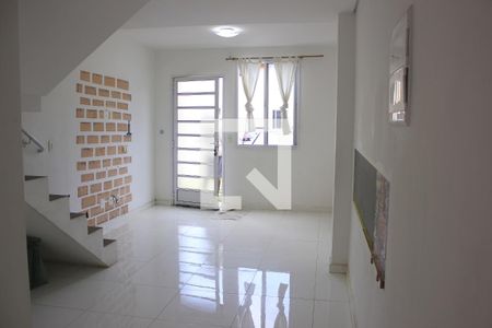 Sala de casa de condomínio para alugar com 2 quartos, 54m² em Água Chata, Guarulhos