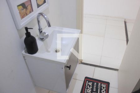 Lavabo de casa de condomínio para alugar com 2 quartos, 54m² em Água Chata, Guarulhos