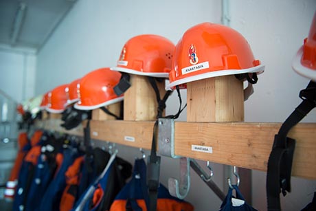 Garderobe auf der Feuerwehrhelme liegen