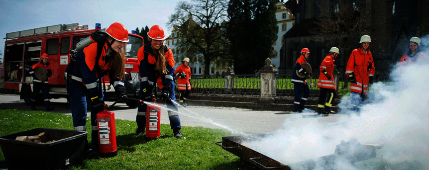 Feuerwehr Dienst beim Löschangriff vor dem Langbau