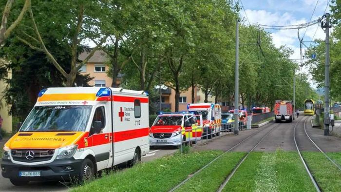 Zusammenstoß mit Reinigungsfahrzeug: Mehrere Verletzte bei Straßenbahn-Unfall in Freiburg