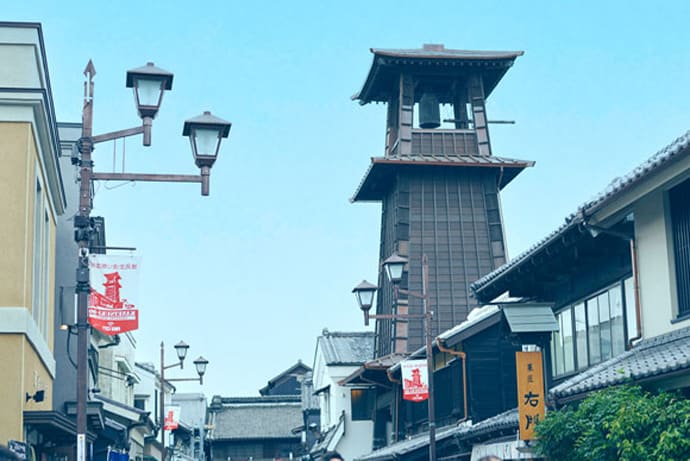 川越市距東京市中心不到30公里，由藏造老屋街道、神社與寺廟、特產美食營造出小江戶川越的獨特氛圍。還有新河岸川的櫻花、喜多院的紅葉等，可以體驗四季各異的自然與風情。