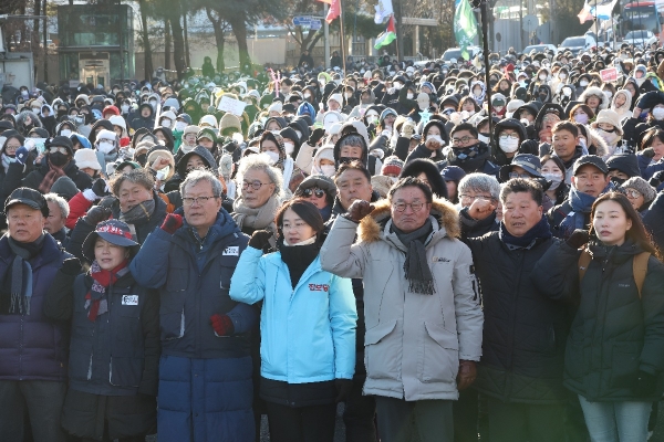 22일 오후 서울 서초구 남태령에서 열린 '윤석열 대통령 체포·구속 농민 행진 보장 촉구 시민대회'에서 전국농민회총연맹 전봉준 투쟁단 및 시민들이 구호가 적힌 피켓을 들고 구호를 외치고 있다.윤석열 대통령의 퇴진을 촉구하며 트랙터 등을 몰고 상경하던 전농 전봉준 투쟁단은 전날 남태령 고개 인근에서 경찰에 저지된 뒤 이틀째 대치를 이어가고 있다.