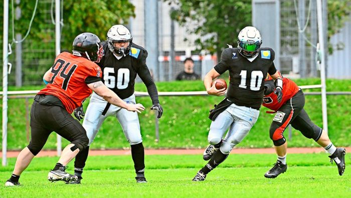 Cougars Footballer souverän gegen Mammuts: Eine dominante Demonstration im Dauerregen