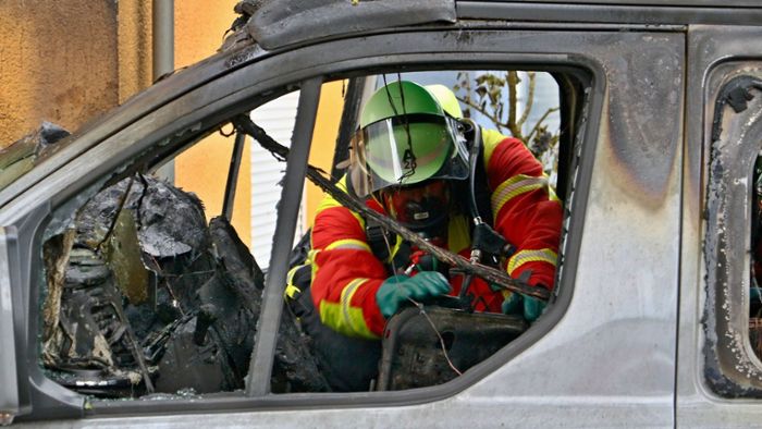 Brand in Kornwestheim: Wohnmobil brennt  total aus – Feuer beschädigt  Gebäude