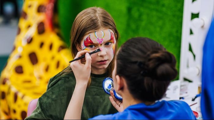 Kinderschminken, Kindertheater, Live-Musik und viel gute Laune gibt es bei den Straßen- und Sommerfesten in Stuttgart-Ost.