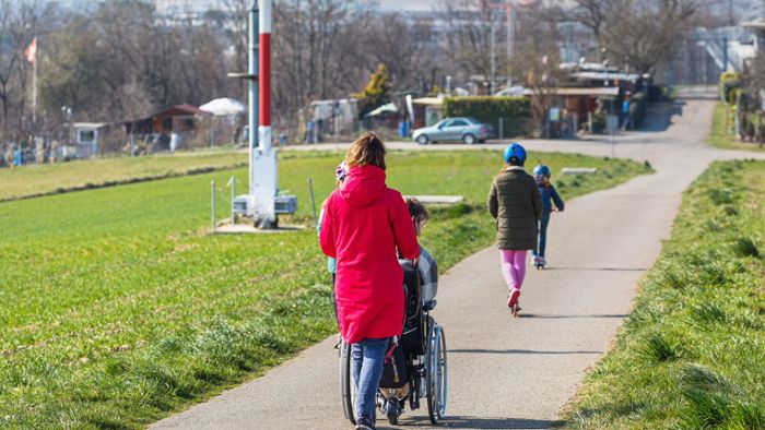 Spendenaktion Hilfe für den Nachbarn: Der schwerbehinderte Junge braucht Spezialkleidung für den Rollstuhl