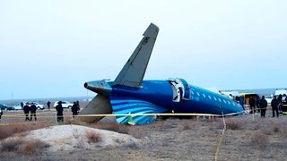 Auf diesem von der Verwaltung der Region Mangghystau veröffentlichten Videostandbild liegt ein Teil einer Embraer 190 von Azerbaijan Airlines in der Nähe des Flughafens von Aktau. Ein Passagierflugzeug aus Aserbaidschan ist am 25.12.2024 nahe der Stadt Aktau in Kasachstan abgestürzt.