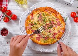 Pizza z kiełbasą