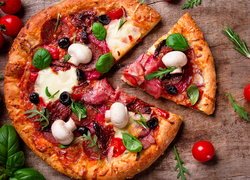 Pizza z szynką i pieczarkami na drewnie