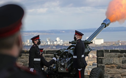 A single round of a gun salute was fired at 15.00 at Edinburgh Castle, followed by a single round at 15.01 to begin and end the National Minute Silence before Prince Philip's funeral