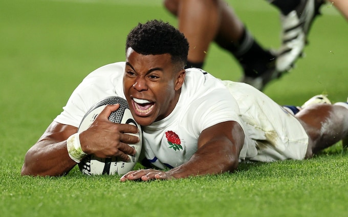 Immanuel Feyi-Waboso scores a try for England against New Zealand