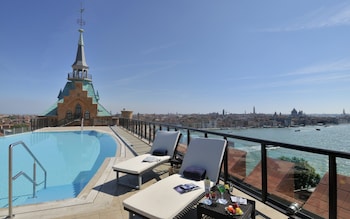 Hilton Molino Stucky's Venice rooftop pool