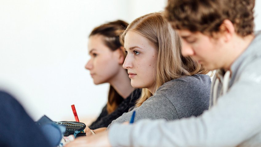 drei Studierende in Vorlesung