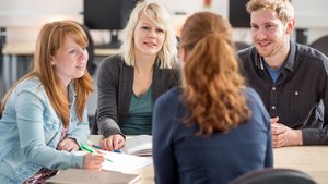 Studierende gemeinsam am Tisch