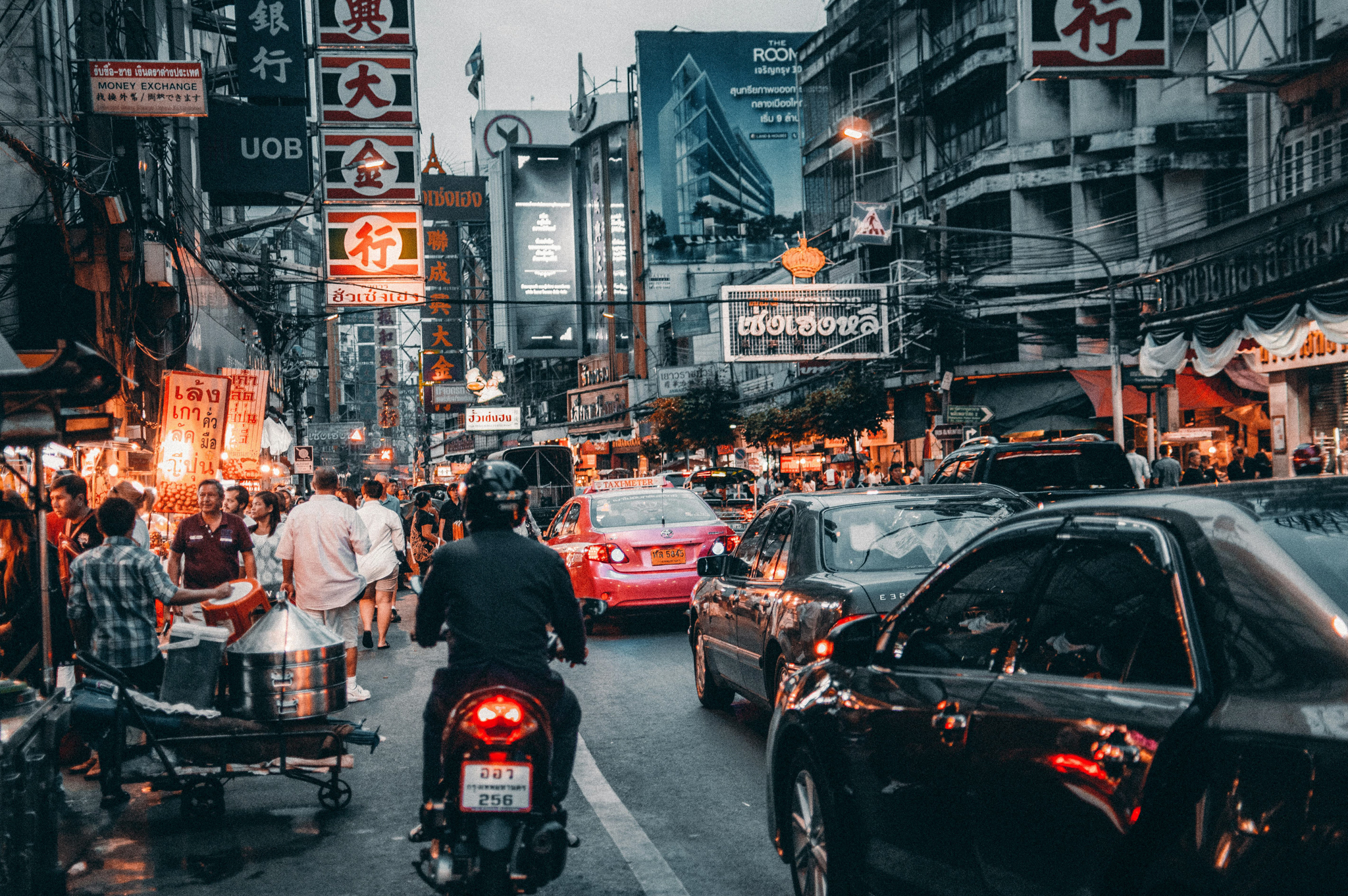 a crowded city street filled with lots of traffic