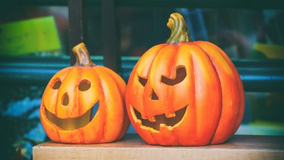 Symbolfoto von zwei Halloween Kürbissen