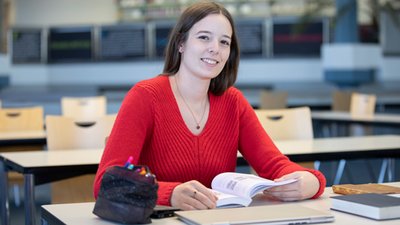 Studentin beim Lesen in der Bibliothek