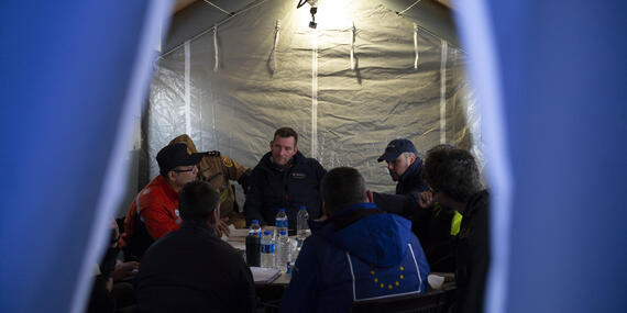 Humanitarian coordinate ina tent in Turkiye