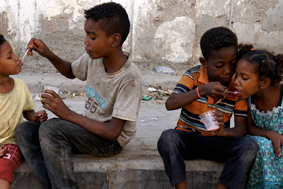 Children eating on the street in Yemen