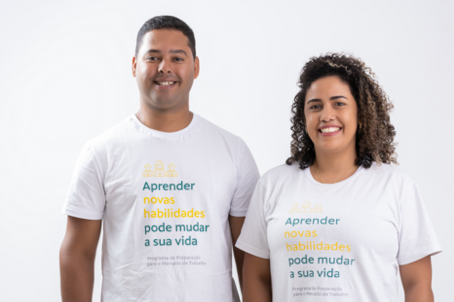 Empregados Vale expondo camisa com mensagem sobre aprender novas habilidades pode mudar sua vida