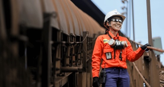 empregada da vale usando capacete na operação