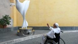 Papa Francisc binecuvântând sculptura "Porumbelul păcii" (imagine din arhivă: 20.09.2023)