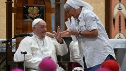 El Papa Francisco se mostró muy contento de encontrarse con los representantes de la Iglesia local. (Vatican Media)